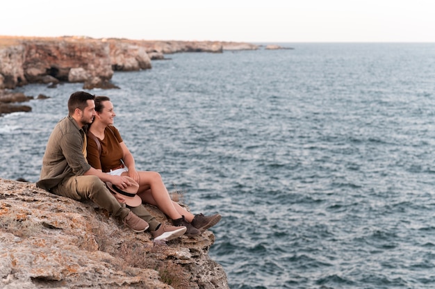 Pareja joven, viajar, juntos