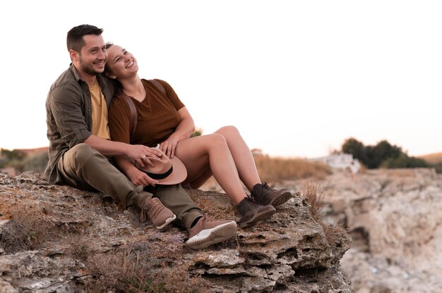 Pareja joven, viajar, juntos