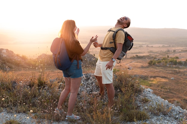 Foto gratuita pareja joven, viajar, juntos