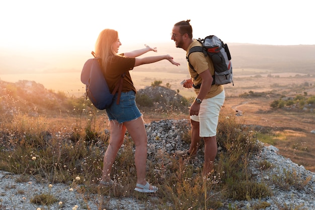 Pareja joven, viajar, juntos