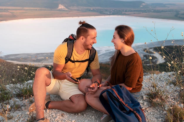 Pareja joven, viajar, juntos