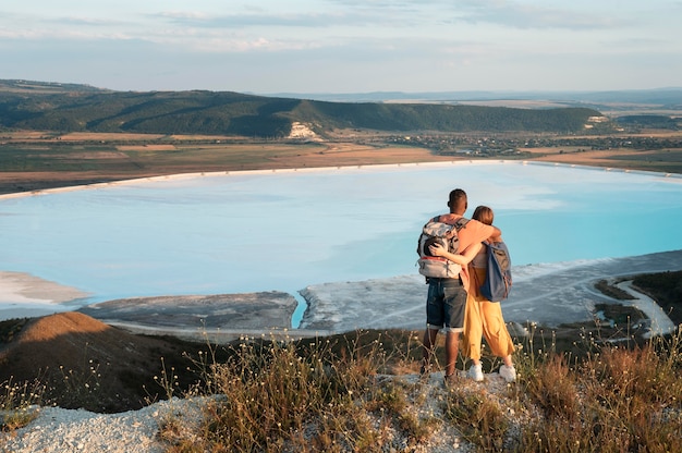 Pareja joven, viajar, juntos