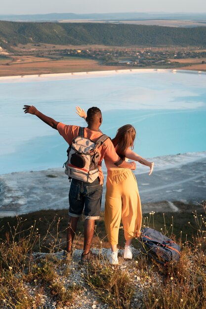 Pareja joven, viajar, juntos