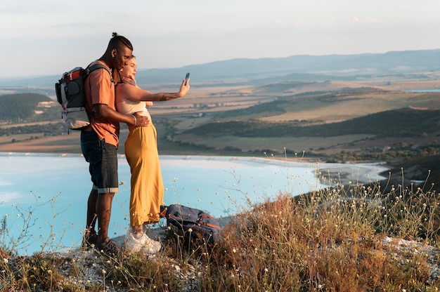 Pareja joven, viajar, juntos