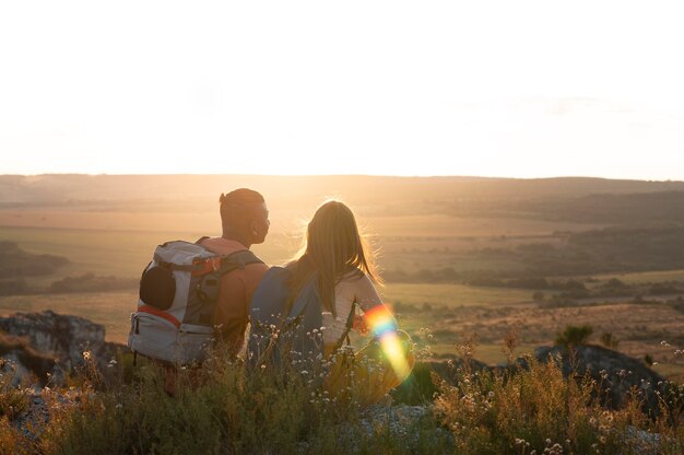 Pareja joven, viajar, juntos