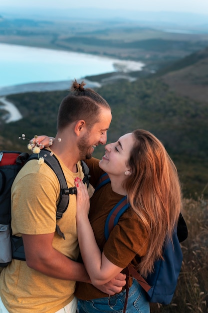 Pareja joven, viajar, juntos