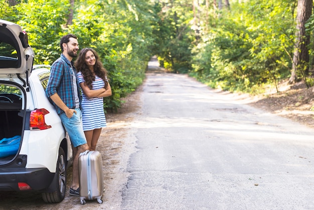 Pareja joven en un viaje por coche