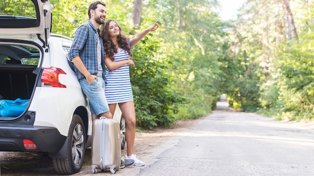 Foto gratuita pareja joven en un viaje por coche