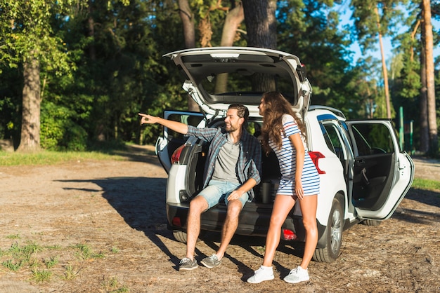 Pareja joven en un viaje por coche