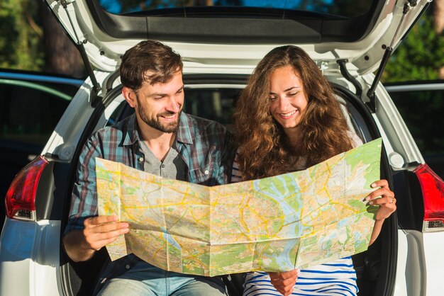 Pareja joven en un viaje por coche