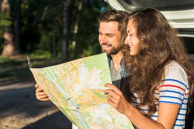 Foto gratuita pareja joven en un viaje por coche