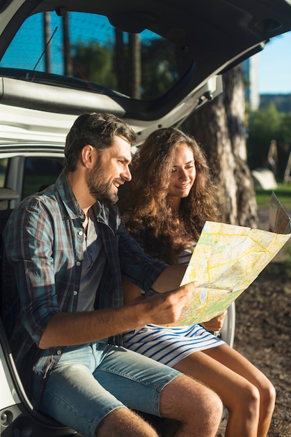 Pareja joven en un viaje por coche