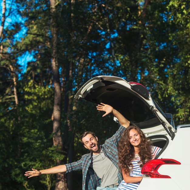 Pareja joven en un viaje por coche