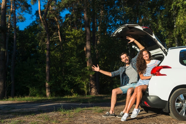 Foto gratuita pareja joven en un viaje por coche