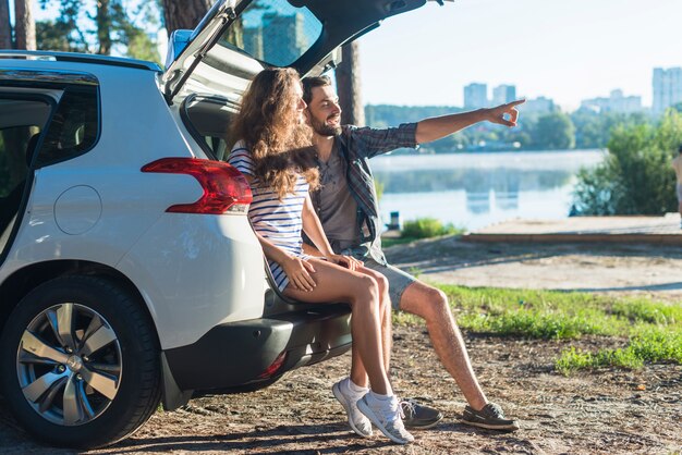 Pareja joven en un viaje por coche