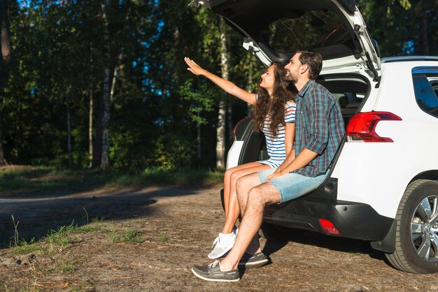 Pareja joven en un viaje por coche