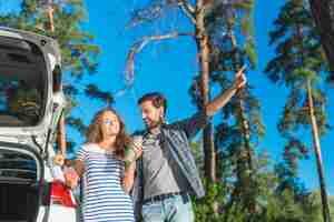 Foto gratuita pareja joven en un viaje por coche