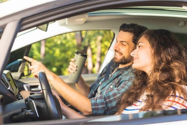 Pareja joven en un viaje por coche