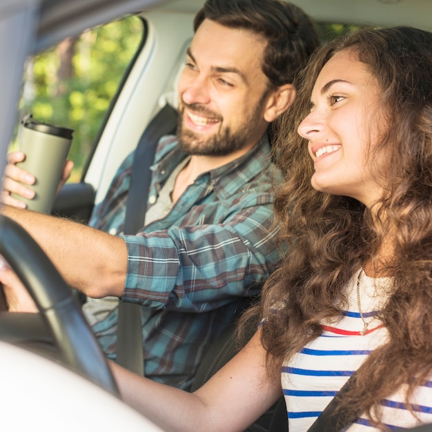 Foto gratuita pareja joven en un viaje por coche