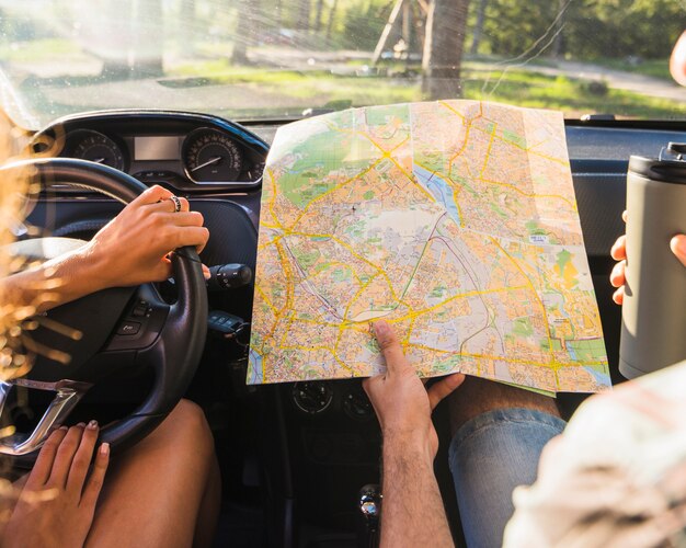 Pareja joven en un viaje por coche