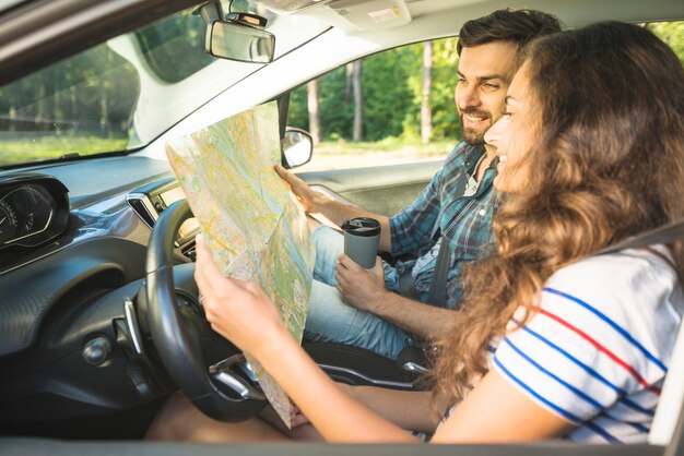 Pareja joven en un viaje por coche