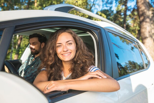 Pareja joven en un viaje por coche