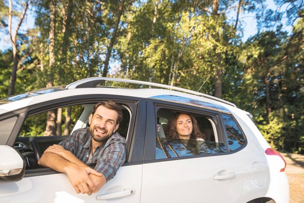 Pareja joven en un viaje por coche