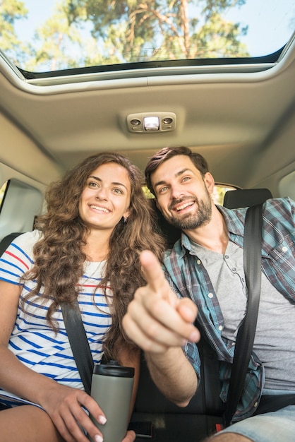 Foto gratuita pareja joven en un viaje por coche