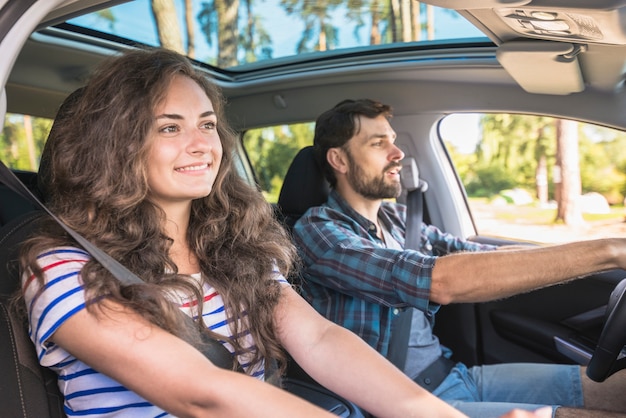 Pareja joven en un viaje por coche