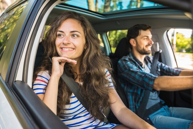 Pareja joven en un viaje por coche