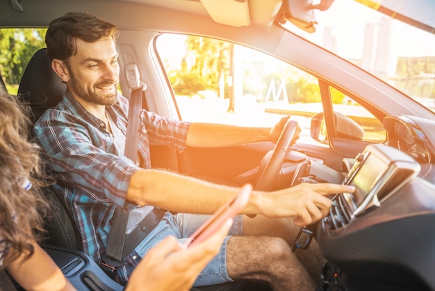 Foto gratuita pareja joven en un viaje por coche