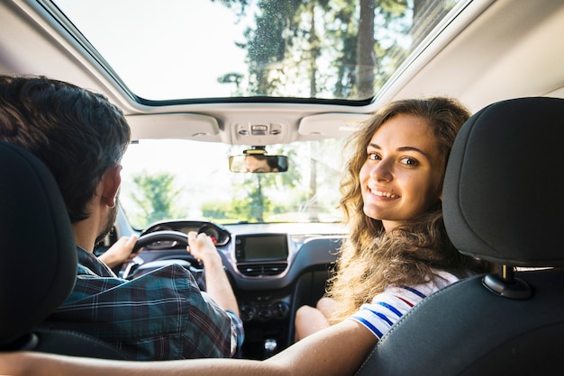 Pareja joven en un viaje por coche