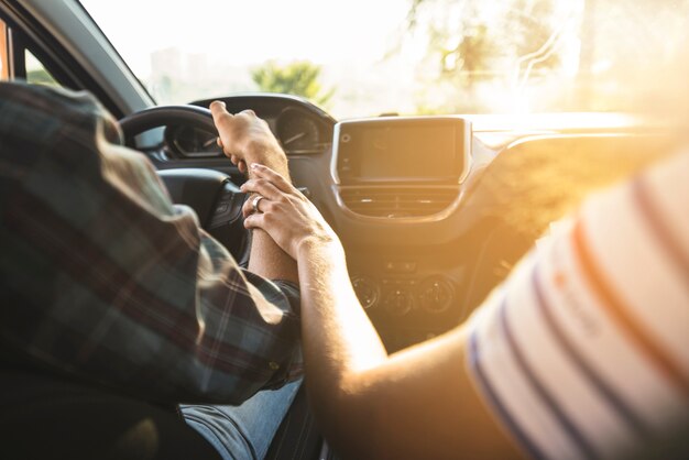 Pareja joven en un viaje por coche