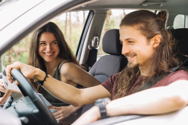 Pareja joven en un viaje por coche