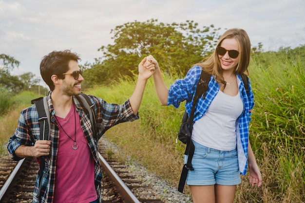 Pareja joven en vías de tren