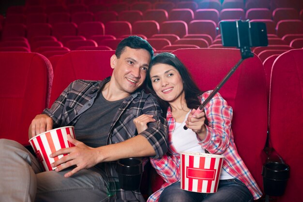 Pareja joven viendo película en cine