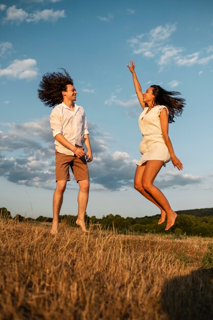 Pareja joven viviendo en libertad