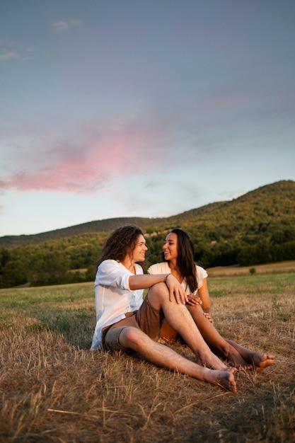 Pareja joven viviendo en libertad