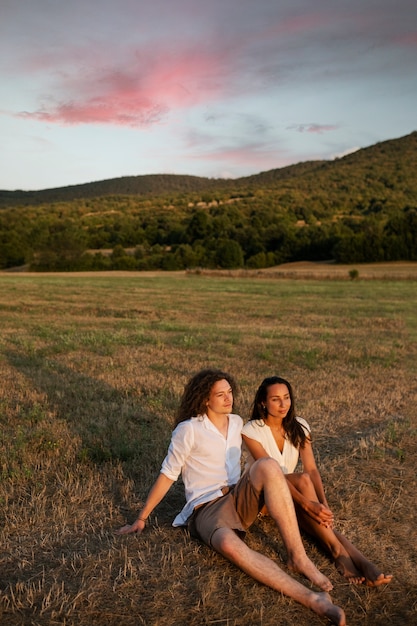 Pareja joven viviendo en libertad