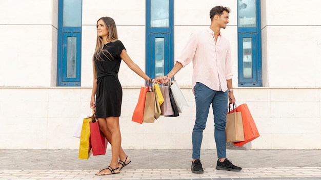 Pareja joven yendo a diferentes direcciones