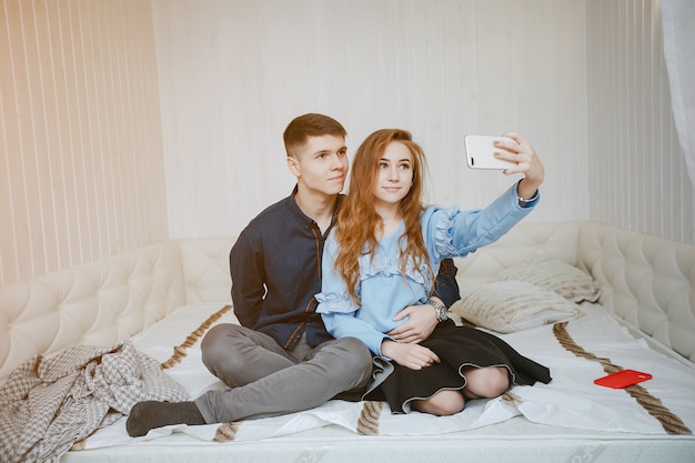 pareja de jóvenes amantes sentado en la cama en la habitación
