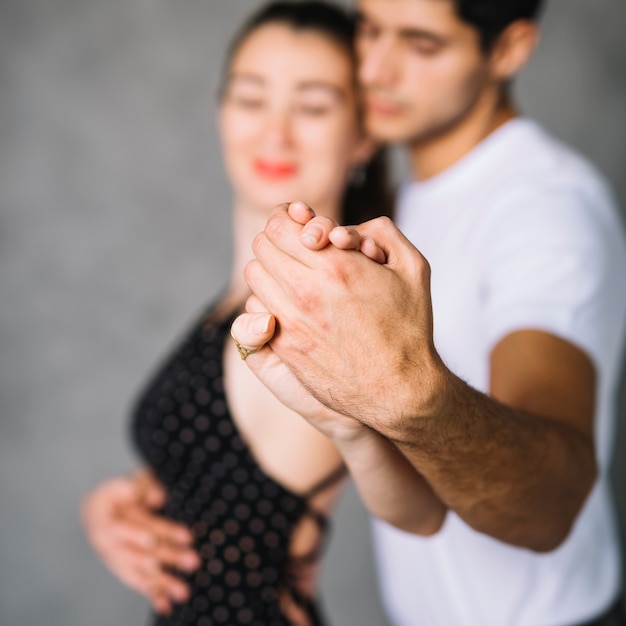 Foto gratuita pareja de jóvenes bailando juntos