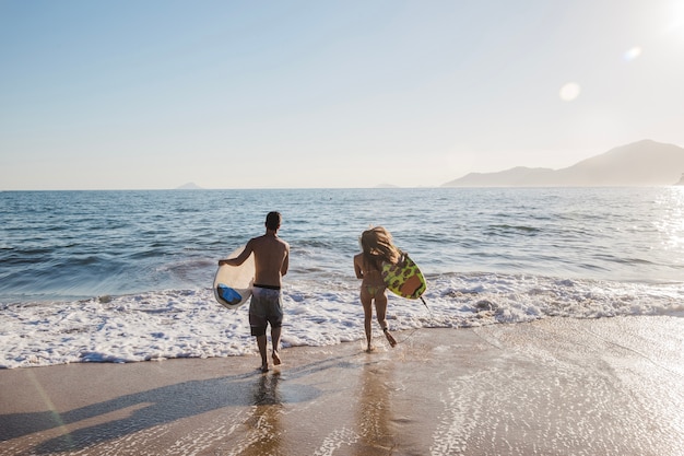 Pareja de jóvenes en un día de surf