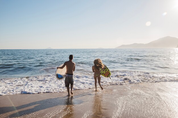 Pareja de jóvenes en un día de surf