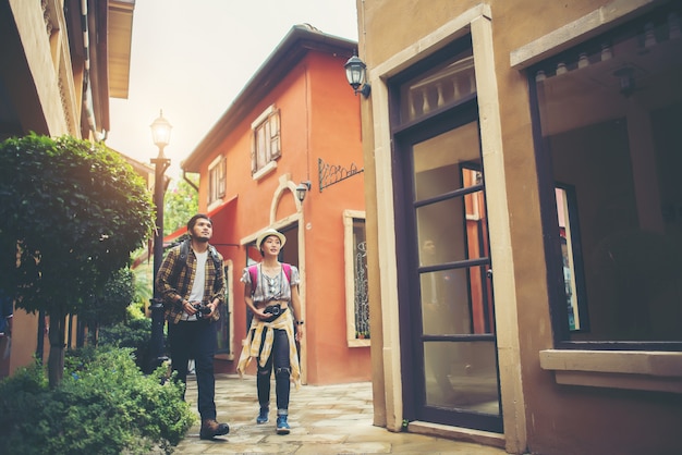 Foto gratuita pareja de jóvenes turistas caminando en la ciudad disfrutar de vacaciones juntos. concepto de viaje pareja