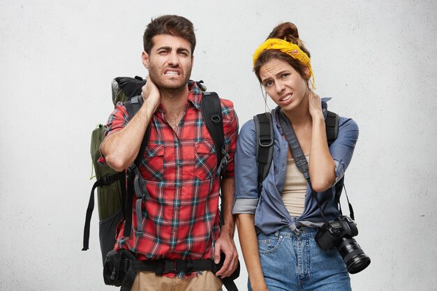 Pareja de jóvenes turistas con equipo