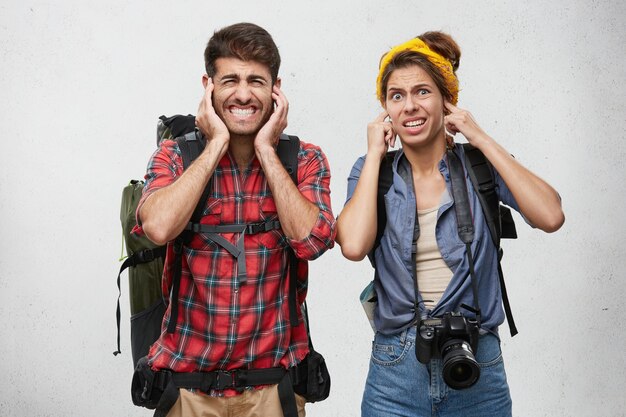 Foto gratuita pareja de jóvenes turistas con equipo