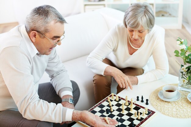 Pareja jugando al ajedrez