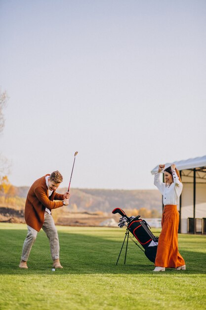 Pareja jugando al golf juntos