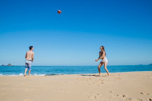 Pareja jugando al voleibol